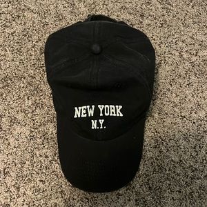 A black New York hat